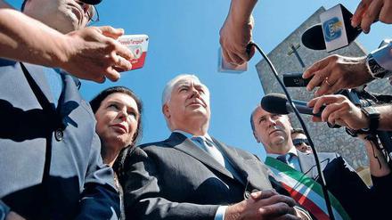 Der US-Außenminister fährt mit einer langen Themenliste nach Moskau. Rex Tillerson (Mitte) gilt als ein Mann, der die Verständigung mit Russlands Präsidenten Wladimir Putin sucht. Deshalb war die Tonlage, die Tillerson in den vergangenen Tagen anschlug, unerwartet kompromisslos. Foto: Max Rossi/rtr