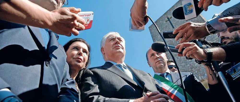 Der US-Außenminister fährt mit einer langen Themenliste nach Moskau. Rex Tillerson (Mitte) gilt als ein Mann, der die Verständigung mit Russlands Präsidenten Wladimir Putin sucht. Deshalb war die Tonlage, die Tillerson in den vergangenen Tagen anschlug, unerwartet kompromisslos. Foto: Max Rossi/rtr