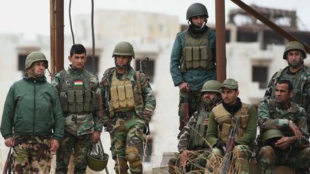 Mitglieder der militarisierten Zeravani-Polizeikräfte, die den Peschmerga angehören, trainieren unter Anleitung britischer Soldaten in einem Vorort von Erbil (Irak).