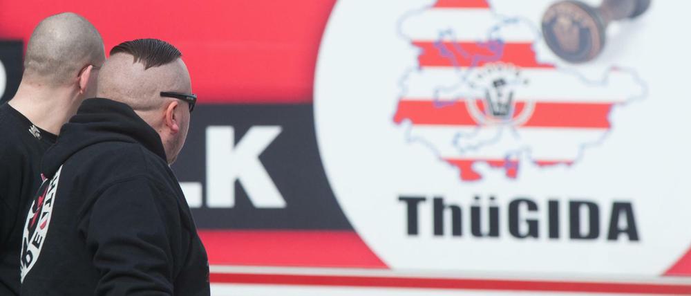 Thügida ist ein rechtsextremistischer Ableger der fremdenfeindlichen Pegida-Bewegung - hier Aktivisten Anfang April bei einer Kundgebung im niedersächsischen Göttingen.