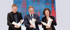 Bild aus besseren Zeiten: Bei einer Direktwahl würden nur wenige Berliner den Regierenden Bürgermeister Michael Müller (m.), Kultursenator Klaus Lederer und Wirtschaftssenatorin Ramona Pop im Amt bestätigen.