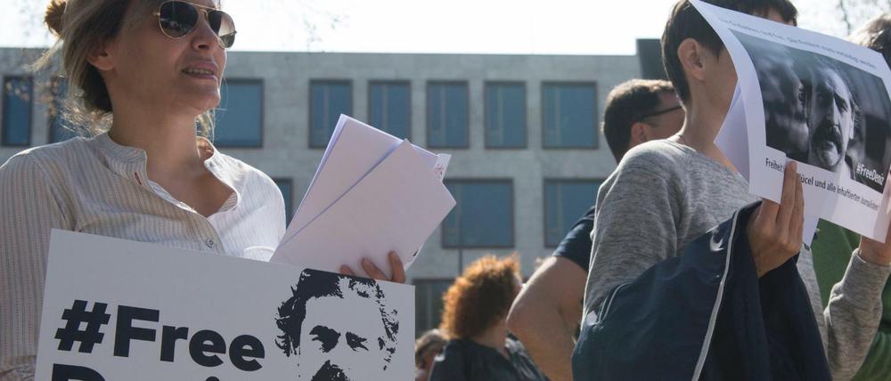 Er ist nur einer der inhaftierten Journalisten: Welt-Korrespondent Deniz Yücel, für dessen Freilassung am 09.04.2017 vor der türkischen Botschaft in Berlin demonstriert wurde.