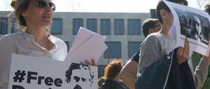 Er ist nur einer der inhaftierten Journalisten: Welt-Korrespondent Deniz Yücel, für dessen Freilassung am 09.04.2017 vor der türkischen Botschaft in Berlin demonstriert wurde.