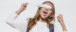 Vor die Augen statt vor Mund und Nase, doch der Schutz vor Coronaviren wäre weiterhin wichtig.