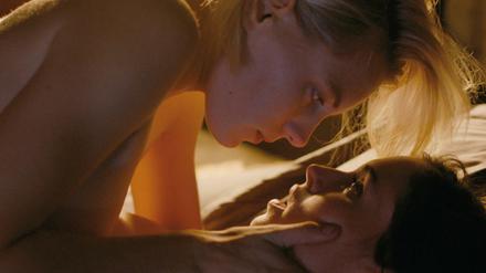Dallas (Erika Linder) und Jasmine (Natalie Krill) verbringen ein Wochenende im Bett. 