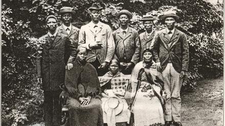 Dieses Foto zeigt die Gruppe der Herero und Nama auf der Ersten Deutschen Kolonialausstellung. Es wird von den Herero nach der Ausstellung nach Oganjira mitgenommen. Während des Völkermordes an den Herero und Nama geriet das Foto bei Plünderungen in die Hände der Kolonialmacht. Es wurde 1907 in Theodor Leutweins Buch „11 Jahre Gouverneur in Deutsch-Südwestafrika“ veröffentlicht. Foto: Museum Treptow
