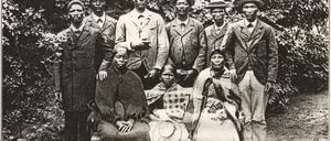 Dieses Foto zeigt die Gruppe der Herero und Nama auf der Ersten Deutschen Kolonialausstellung. Es wird von den Herero nach der Ausstellung nach Oganjira mitgenommen. Während des Völkermordes an den Herero und Nama geriet das Foto bei Plünderungen in die Hände der Kolonialmacht. Es wurde 1907 in Theodor Leutweins Buch „11 Jahre Gouverneur in Deutsch-Südwestafrika“ veröffentlicht. Foto: Museum Treptow