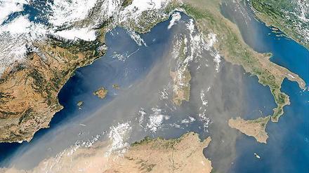 Lebendiger Staub. Stürme aus Afrika reißen außer Sand auch Mikroben mit. 