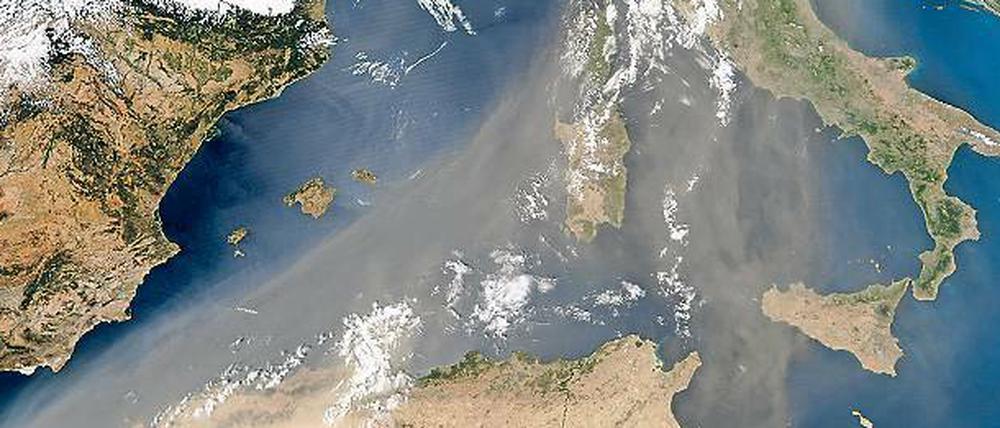 Lebendiger Staub. Stürme aus Afrika reißen außer Sand auch Mikroben mit. 