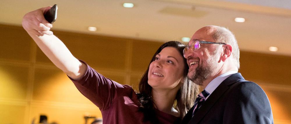 Ein Bild von einem Gottkanzler. Die Juso-Vorsitzende Johanna Uekermann macht ein Selfie mit Martin Schulz.