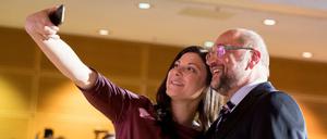 Ein Bild von einem Gottkanzler. Die Juso-Vorsitzende Johanna Uekermann macht ein Selfie mit Martin Schulz. 