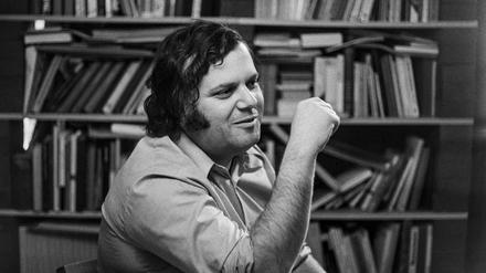 Jürg Jegge stellt 1977 sein Buch "Dummheit ist lernbar" vor, in dem er sich kritisch mit dem schweizerischen Schulsystem auseinandersetzt.