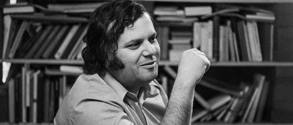 Jürg Jegge stellt 1977 sein Buch "Dummheit ist lernbar" vor, in dem er sich kritisch mit dem schweizerischen Schulsystem auseinandersetzt.