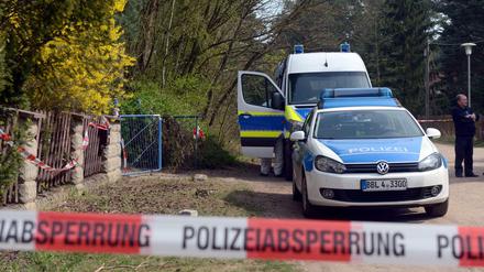 Polizisten sperren am 10.04.2017 in Borkheide (Brandenburg) die Straße ab. Ein Jugendlicher soll in Borkheide (Potsdam-Mittelmark) seine Mutter getötet und zerstückelt haben.