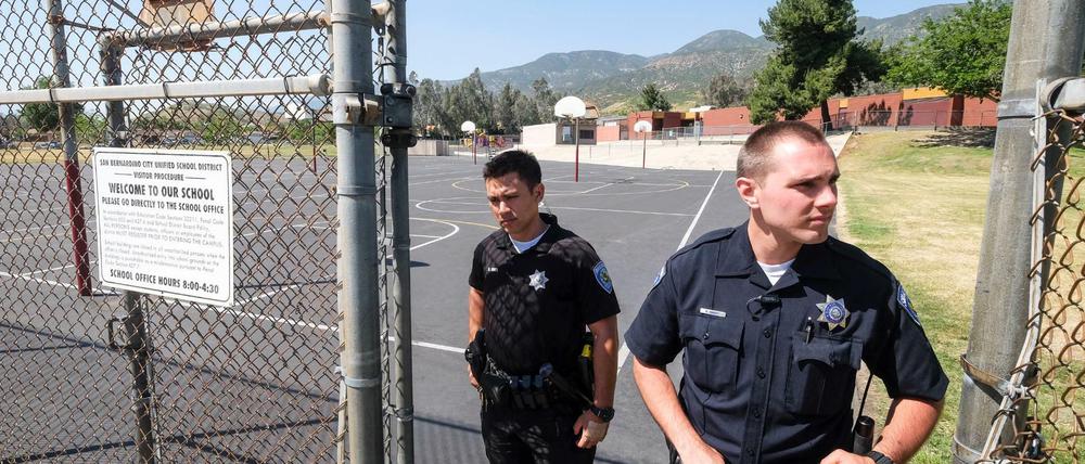 Polizisten an Montag in San Bernadino, Kalifornien.