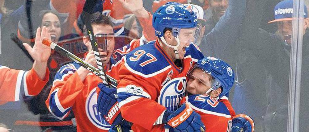 Diese Zwei sind nicht zu bremsen. Connor McDavid (l.) und Leon Draisaitl treiben sich bei den Oilers gegenseitig zu Höchstleistungen an.