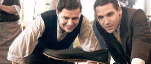 Olympia-tauglich: Adi (Christian Friedel, links) und Rudi Dassler (Hanno Koffler) beliefern das deutsche Leichtathletikteam von 1936.