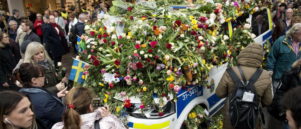 Mit Blumen danken Menschen in Stockholm der Polizei für ihr couragiertes Verhalten während des Anschlags.