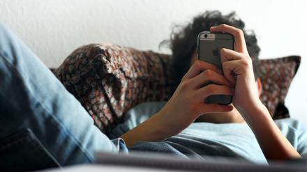 Nicht ohne mein Handy: Ein Jugendlicher und seine "Fernbedienung fürs Leben".