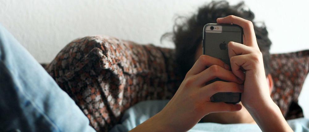 Nicht ohne mein Handy: Ein Jugendlicher und seine "Fernbedienung fürs Leben".