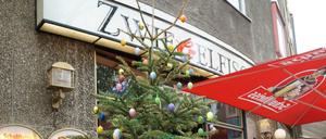 Osterweihnachtsbaum vor dem "Zwiebelfisch" am Savignyplatz. 