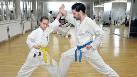 Im Duell. Jakob Renger trainiert mit seiner Tochter Greta.
