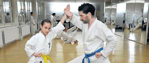 Im Duell. Jakob Renger trainiert mit seiner Tochter Greta.