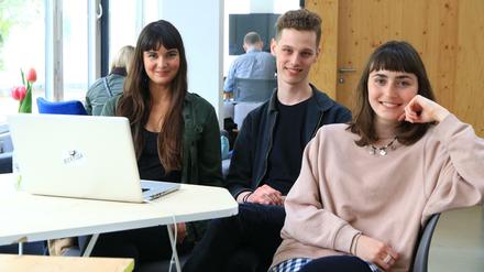 (v. li.) Emily Casey, Thomas Goujat-Gouttequillet und Marnie Williams, Mitgründer der TedTalks in Kreuzberg.