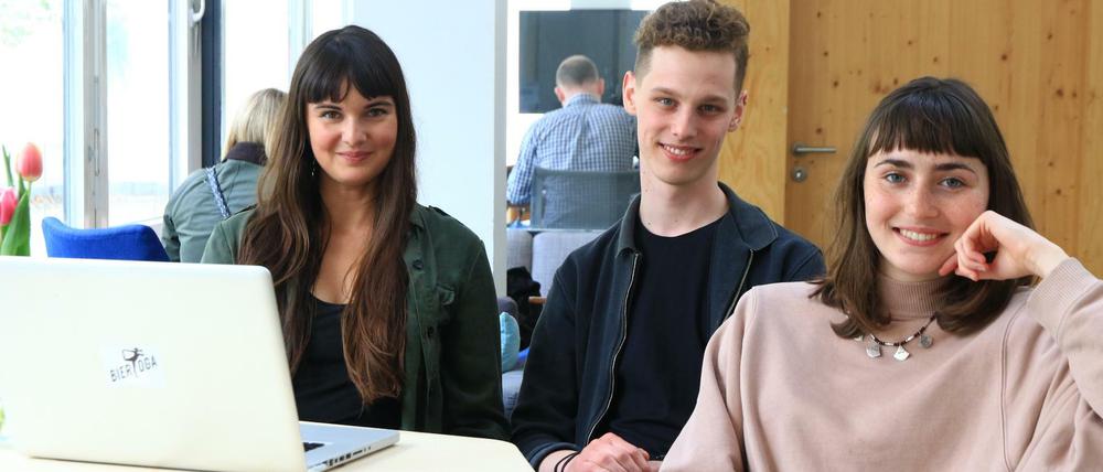 (v. li.) Emily Casey, Thomas Goujat-Gouttequillet und Marnie Williams, Mitgründer der TedTalks in Kreuzberg.