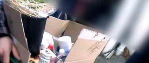 Dieser Screenshot der TV-Reportage soll einen Mitarbeiter der Tafel dabei zeigen, wie er Lebensmittel selbst mit nach Hause nimmt.