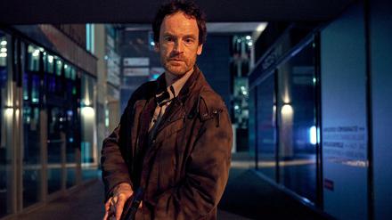 Nicht weit entfernt vom "Tatort" entdeckt Kommissar Peter Faber (Jörg Hartmann) ein Büro, in dem spät in der Nacht ein Mann mit einer Bombe am Körper arbeitet.