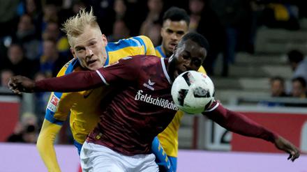 Braunschweigs Saulo Decarli (l) und Dresdens Giuliano Modica kämpfen um den Ball.
