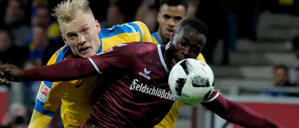 Braunschweigs Saulo Decarli (l) und Dresdens Giuliano Modica kämpfen um den Ball.