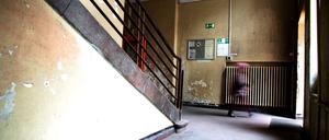 Blick in das Treppenhaus einer Grundschule in Berlin. 