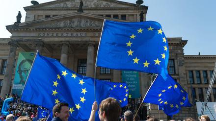Tausende Menschen schwenken EU-Flaggen auf dem Gendarmenmarkt in Berlin.