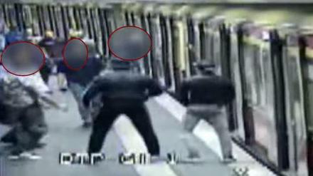 Mit Videobildern sucht die Bundespolizei nach Tätern in der Berliner S-Bahn.