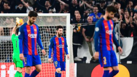 Die Spieler des FC Barcelona verließen das Juventus Stadium mit hängenden Köpfen.