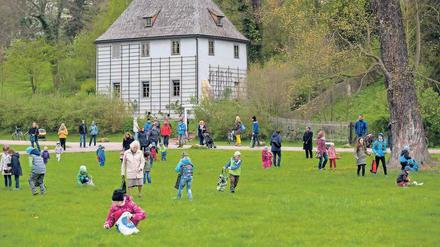 Hier bin ich Kind. Ostereiersuche im Weimarer Park vor Goethes Gartenhaus. 
