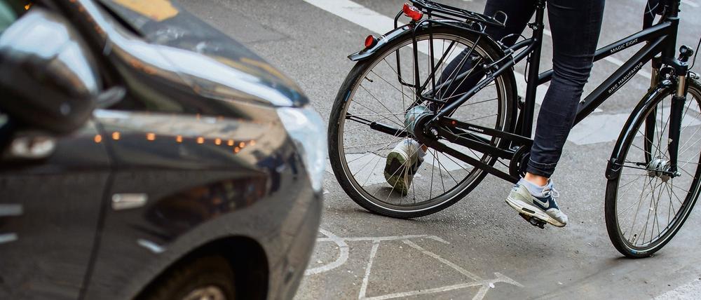Ein Radweg ist an dieser Stelle in Berlin zwar vorhanden, er wird jedoch von einem Autofahrer als Parkplatz genutzt.