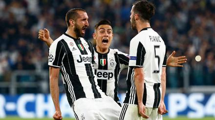 Juventus' Giorgio Chiellini feiert den dritten Treffer mit Paulo Dybala und Miralem Pjanic.