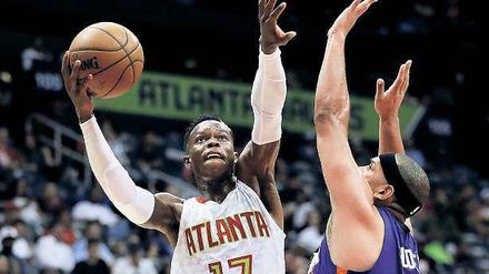 Auf dem Sprung. Dennis Schröder von den Atlanta Hawks (li.).