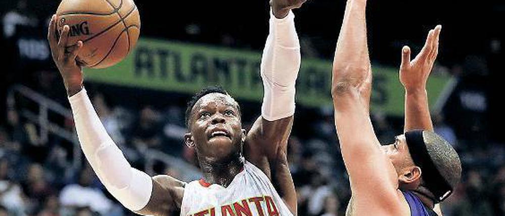 Auf dem Sprung. Dennis Schröder von den Atlanta Hawks (li.).