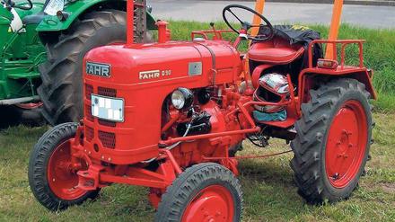 Dienstwagen. Einen Traktor wie den auf diesem Bild hat das Bezirksamt Steglitz-Zehlendorf im Fuhrpark. Das Modell D90 von 1955 war eines der letzten, die die 1870 von Johann Georg Fahr gegründete Maschinenfabrik bei Konstanz baute. 