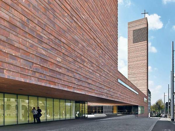 Die Propsteikirche St. Trinitatis in Leipzig. Der rote Vulkanstein kommt aus der Region.