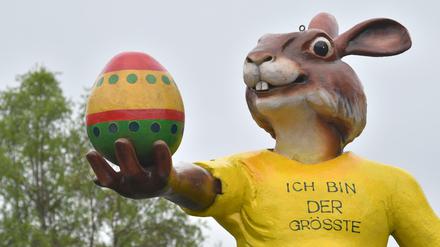 Lässt sich nicht beirren: Der Osterhase in Britz.