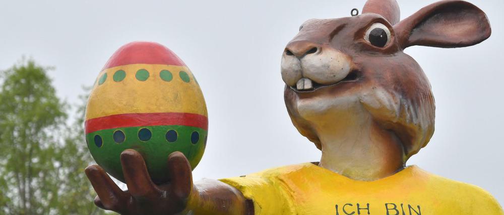 Lässt sich nicht beirren: Der Osterhase in Britz.