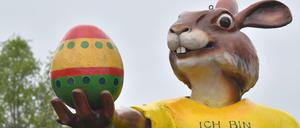Lässt sich nicht beirren: Der Osterhase in Britz.