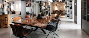 In der Lobby können Hotelgäste an einem langen Holztisch sitzen und am Prosecco nippen.