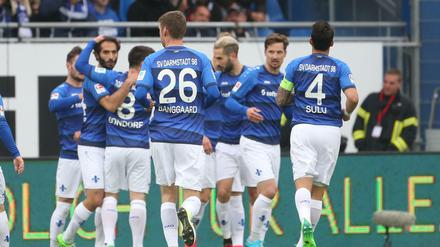 Es geht doch. Darmstadts Spieler jubeln nach dem 1:0. 