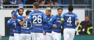 Es geht doch. Darmstadts Spieler jubeln nach dem 1:0. 